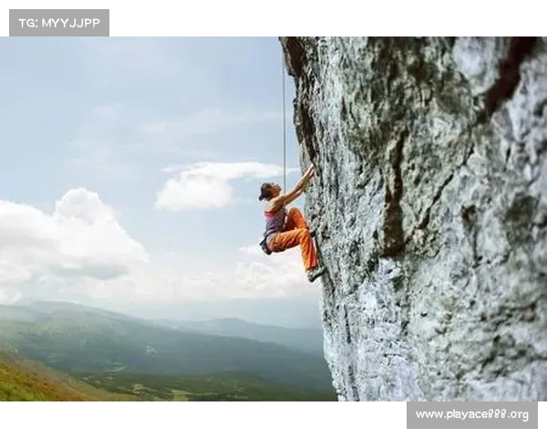 攀岩女孩挑战极限 展现徒手攀爬惊险技艺与无畏精神 攀岩女孩挑战极限 展现徒手攀爬惊险技艺与无畏精神
