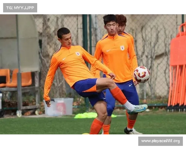 泰山B队中乙赛场大放异彩 赛后球员通道成焦点人潮涌动 泰山B队中乙赛场大放异彩 赛后球员通道成焦点人潮涌动